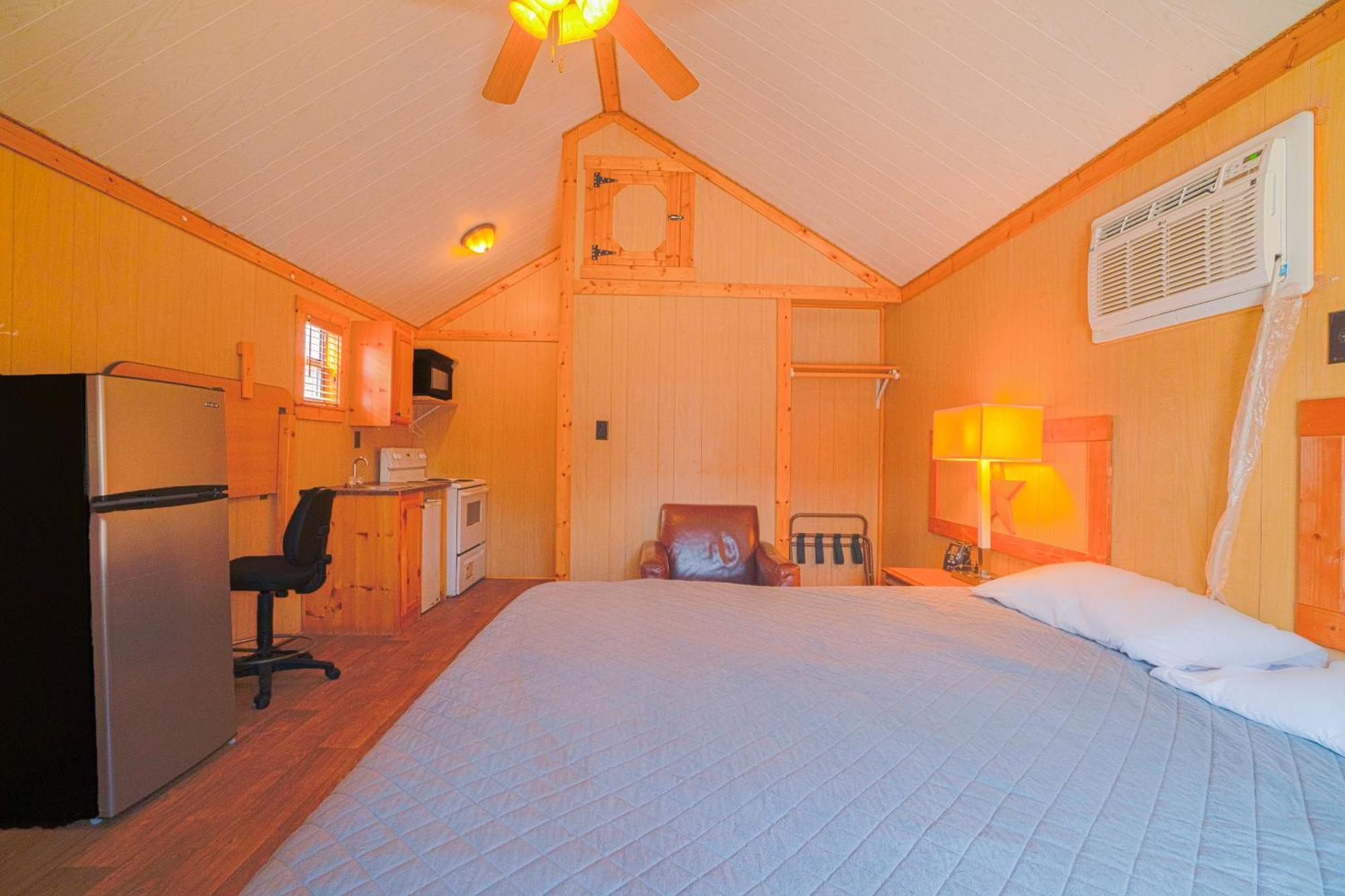 Grand Eagle Ford Lodge & Rv Park Tilden Extérieur photo