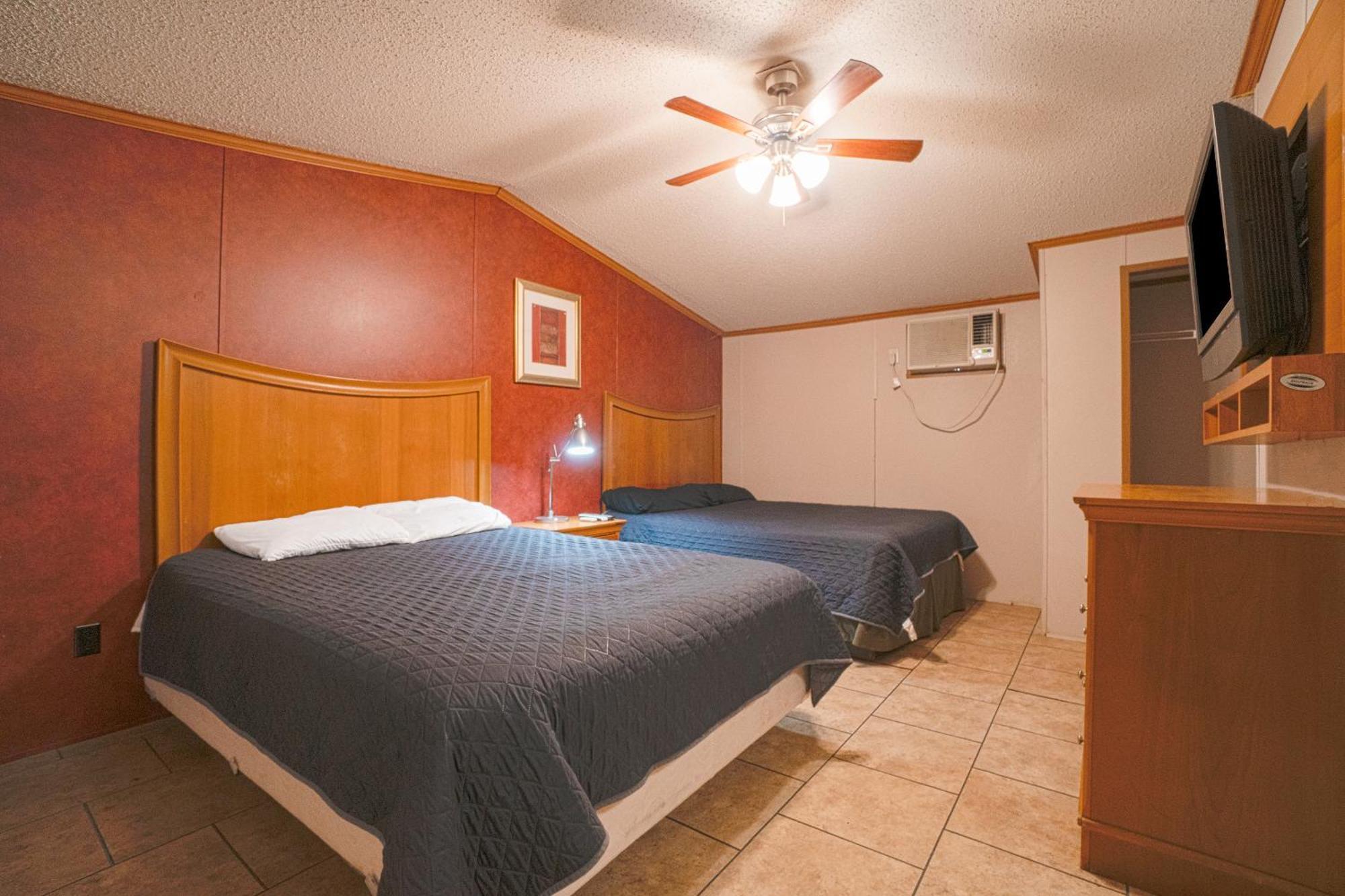 Grand Eagle Ford Lodge & Rv Park Tilden Extérieur photo