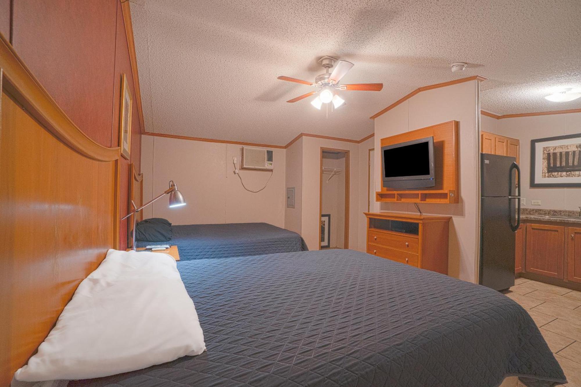 Grand Eagle Ford Lodge & Rv Park Tilden Extérieur photo