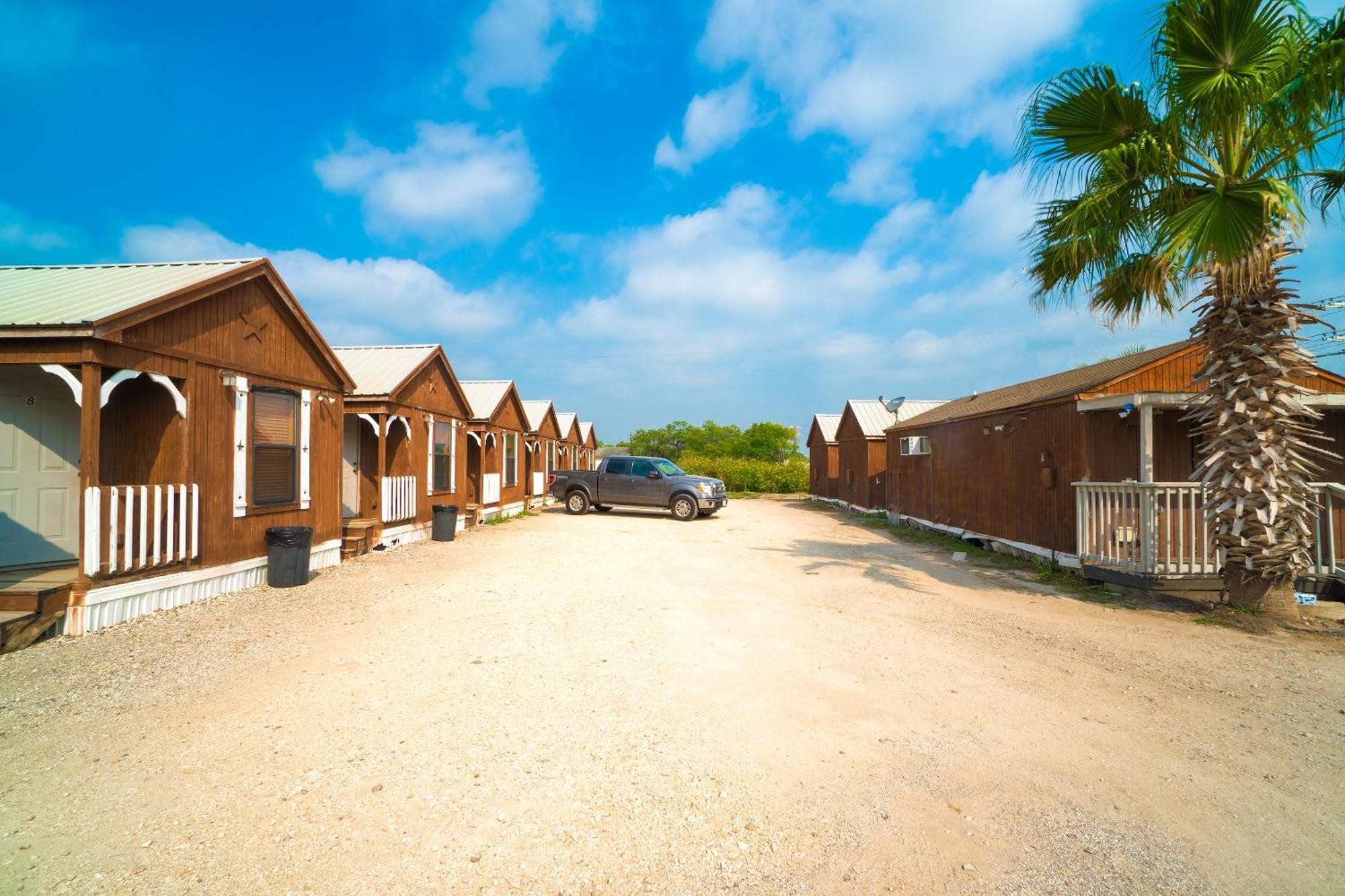Grand Eagle Ford Lodge & Rv Park Tilden Extérieur photo