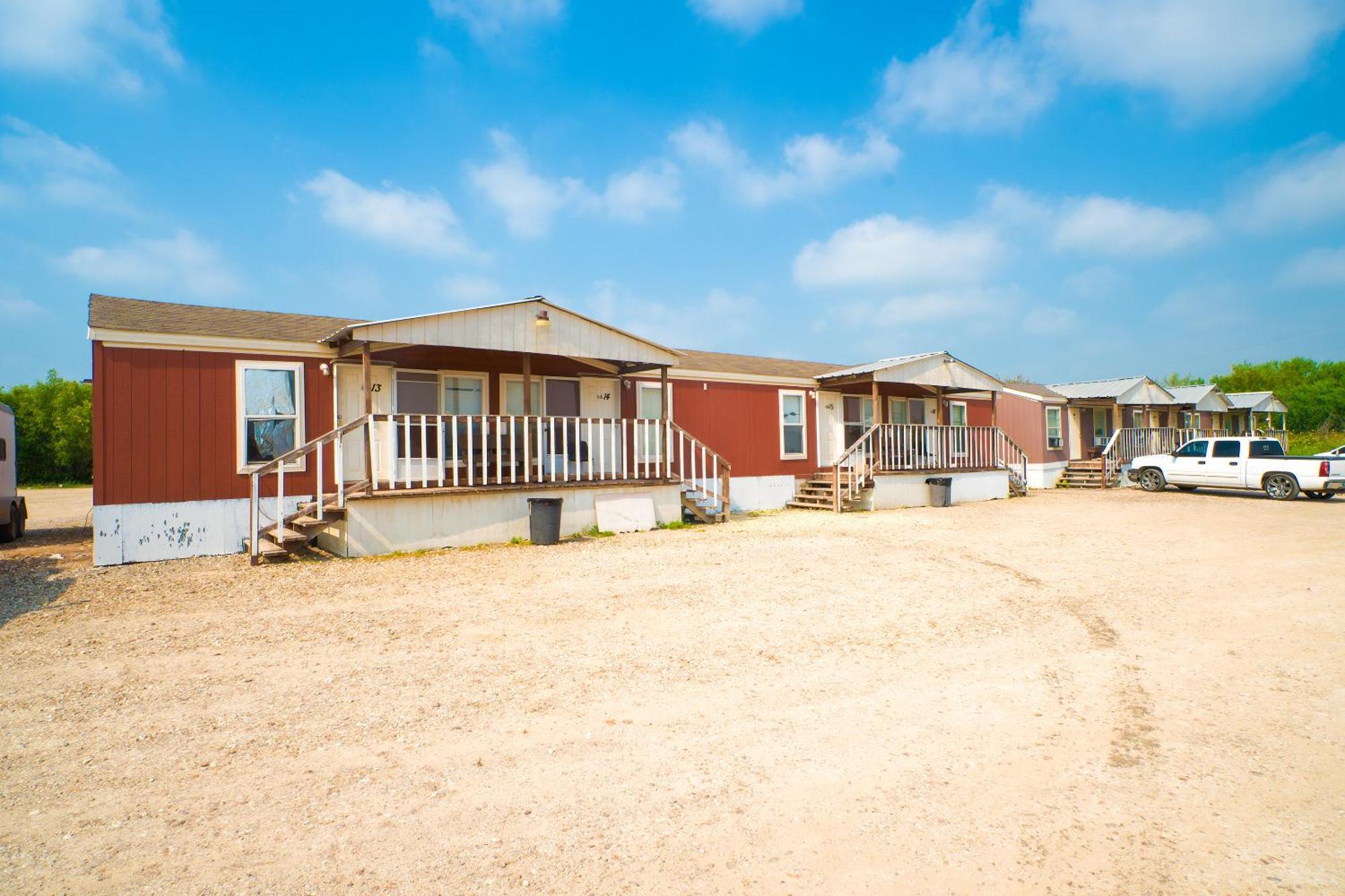 Grand Eagle Ford Lodge & Rv Park Tilden Extérieur photo
